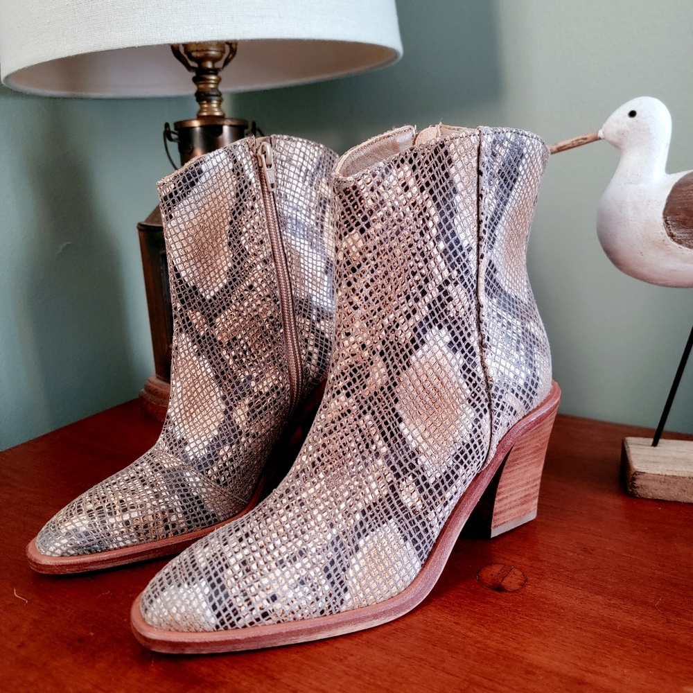 Free People Barclay Snake Embossed Leather Ankle Boots Size 37 Western - Picture 15 of 15